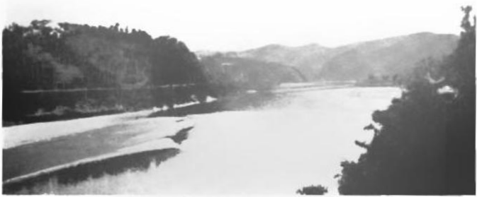 1917 年前后拍摄的黑白照片：牧马河在砂岩山脚拐出一个大弯，河中有沙洲，两岸是低矮的山。